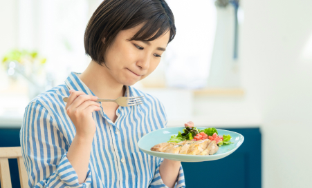 食事に悩む女性