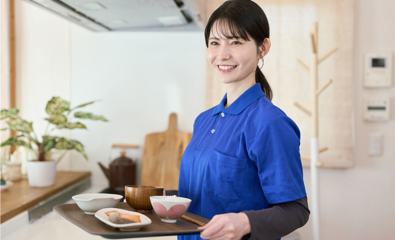 食事を運ぶスタッフ